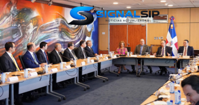 1-Valdez Albizu, Magín Díaz y Sanz Lovatón analizan la economía con los directores ejecutivos de los bancos comerciales.