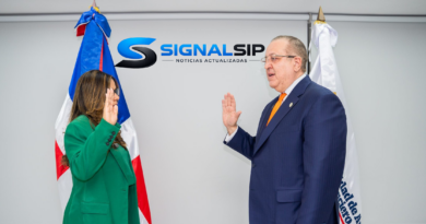Magín Díaz toma juramento a Aileen Guzmán, quien asume nuevamente la dirección de la Unidad de Análisis Financiero